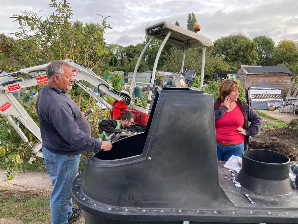 ARDAllotments's tweet image. It’s been all go on site with the latest addition to our lovely allotments - a new loo! Thank you to everyone who helped with the heavy lifting work #allotmentlife #community