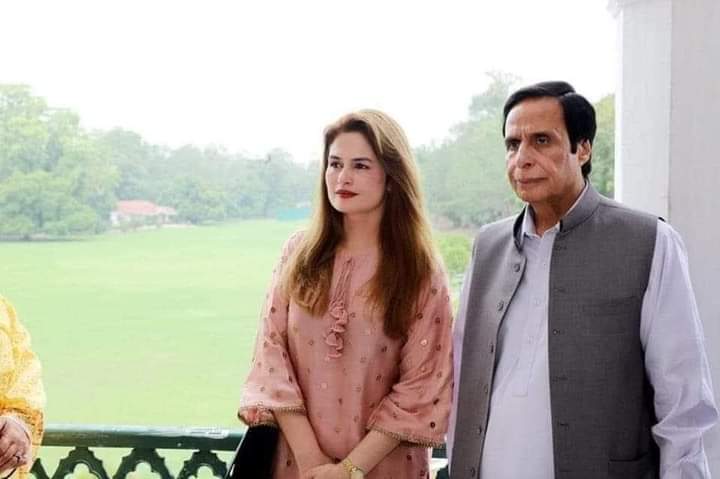 بشرہ بی بی کی طرف سے پرویز الہی کو تحفہ 😝
پنکی نے پرانا کاروبار ھلے چھڈیا نھی 😂