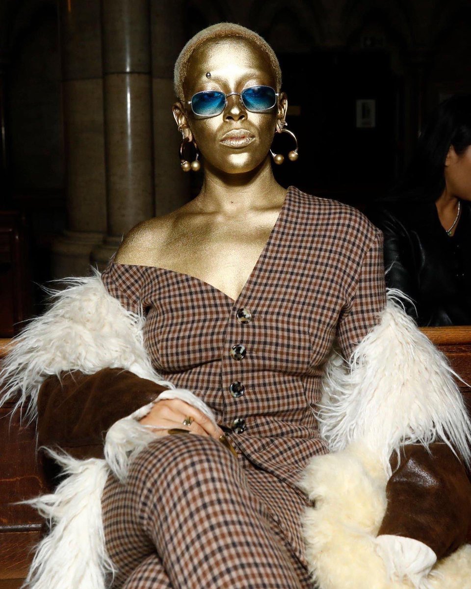 TheTitanBaddie's tweet photo. Part of the reason we don't get big red carpet fashion moments like that JLo Versace dress, Gaga's meat dress or Rihanna's met gala 2015 moment is because nobody is taking big swings anymore. 

Doja Cat seems to be in her "fuck it, let's try it" era and I appreciate that https://t.co/rQMMnllwGB