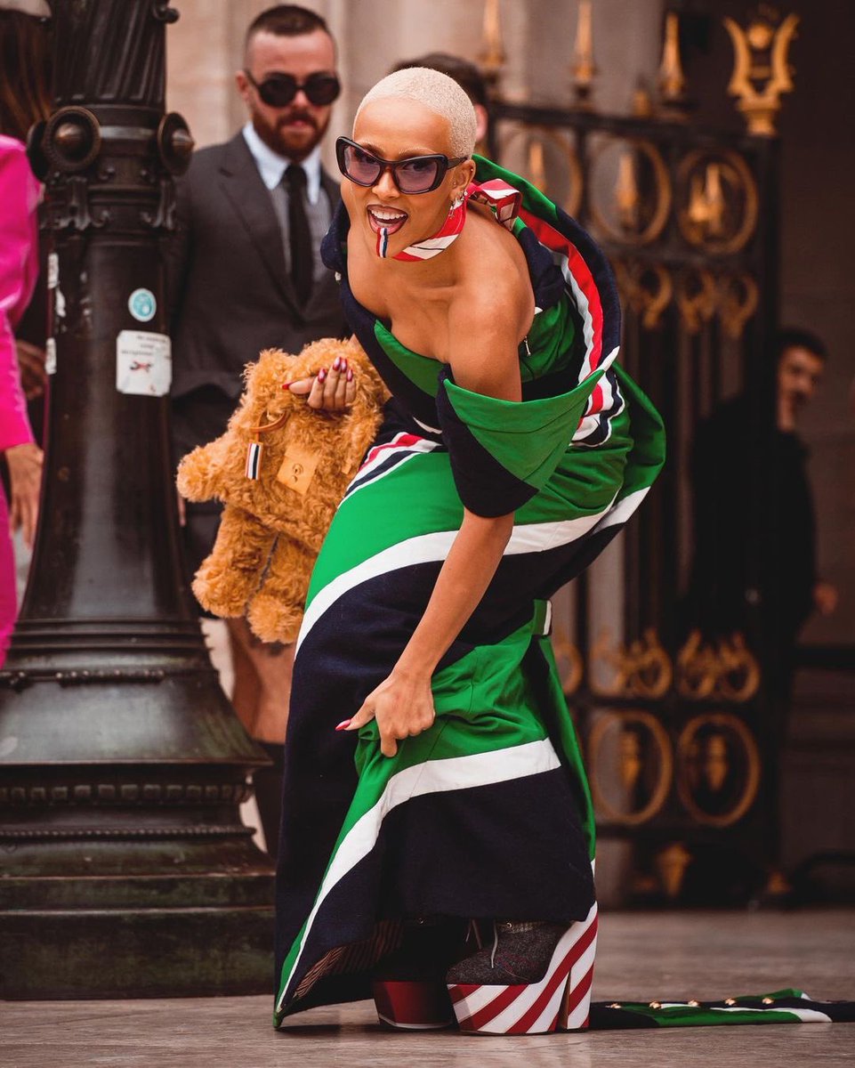 TheTitanBaddie's tweet photo. Part of the reason we don't get big red carpet fashion moments like that JLo Versace dress, Gaga's meat dress or Rihanna's met gala 2015 moment is because nobody is taking big swings anymore. 

Doja Cat seems to be in her "fuck it, let's try it" era and I appreciate that https://t.co/rQMMnllwGB