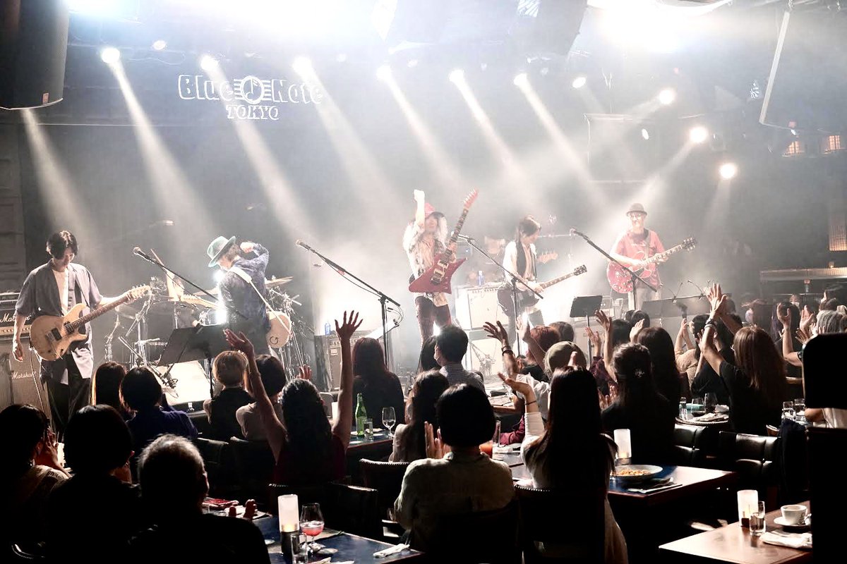 KyojiTWJ's tweet photo. 昨夜のBeing Guitar Summit、素晴らしく盛り上がりました🎸
五者五様のサウンドとスタイルがぶつかることもなく混じり合う♪
なかなかないよね。ギタリストが五人もいてこんなにスッキリ分離して聴こえるのは😊👍
みんな本当よく弾きまくったな〜😄🎸
楽しく最高のギターイベントでした！
ありがとう🙏 https://t.co/pEK4BU0aCt