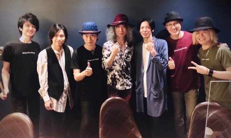 KyojiTWJ's tweet photo. 昨夜のBeing Guitar Summit、素晴らしく盛り上がりました🎸
五者五様のサウンドとスタイルがぶつかることもなく混じり合う♪
なかなかないよね。ギタリストが五人もいてこんなにスッキリ分離して聴こえるのは😊👍
みんな本当よく弾きまくったな〜😄🎸
楽しく最高のギターイベントでした！
ありがとう🙏 https://t.co/pEK4BU0aCt