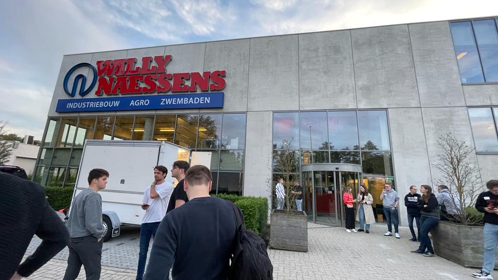 jarne_dirken's tweet photo. Zojuist op bezoek geweest bij Credon, zeer leuke ervaring. Veel bijgeleerd over BI. Zeker een potentieel bedrijf waar ik graag stage zou willen doen. #thomasmore #itfactory #credon https://t.co/dlLnP4Z2M7