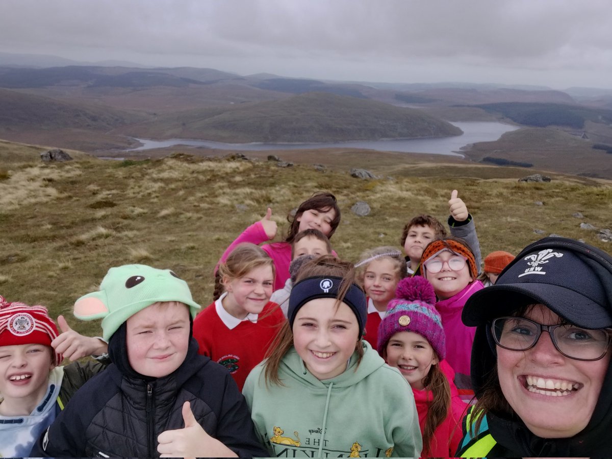 Diwrnod penigamp ddoe yn dringo I gopa ein mynydd lleol! Diolch Dafydd Morgan a Rhydian Wilson!  <a href="/TheCambrianWay/">Cambrian Way</a> <a href="/YsgolIachCered/">Ysgolion Iach Cered</a> <a href="/CambrianNews/">Cambrian News</a> #pumlumonfawr #nantymoch #cynefin