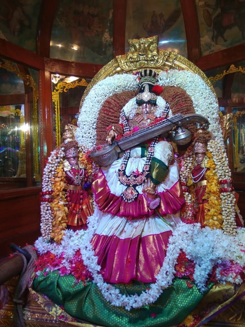 KamakshiTemple's tweet photo. #Nineth day of #Navaratri Festival was performed today to Sri #Kamakshi #Ambal, #Kanchipuram https://t.co/iVVeif5RCF