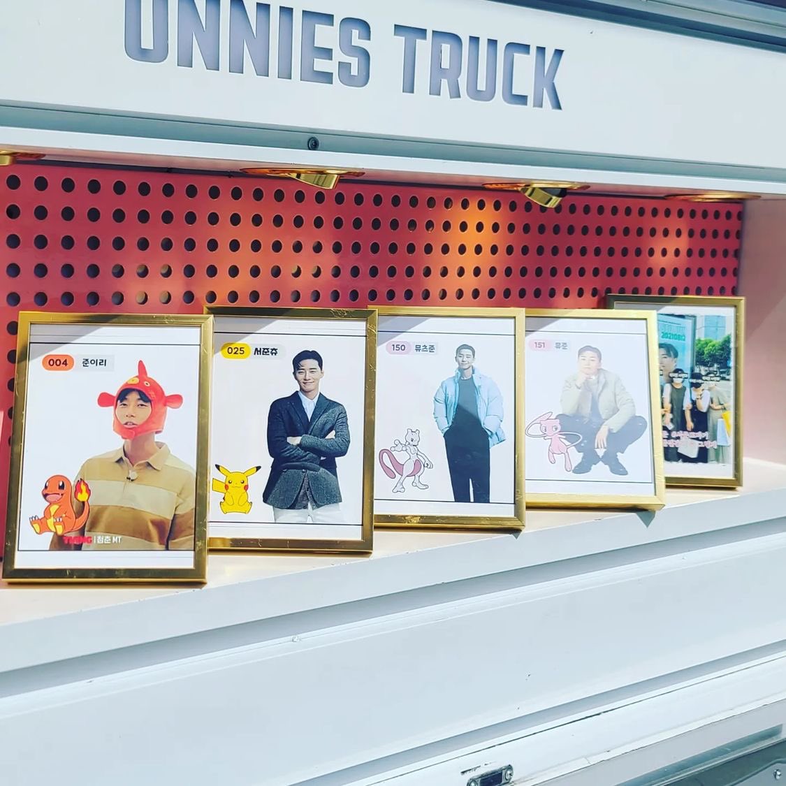 ParkseojunTH's tweet photo. 🚚 coffee truck สนับสนุน #พัคซอจุน ที่กองถ่ายซีรีส์ Gyeongseong Creature
☁️ พัคซอจุนดื่มไอซ์อเมริกาโน่
☁️ซอจุนเดินมาที่รถกาแฟในตอนท้าย ยิ้มเบา ๆ พร้อมทักทายพนักงาน ดูเหมือนซอจุนจะดูผอมลง แต่ซอจุนดูดีมาก~
#SupportGC
🔗 https://t.co/E6pMieC8TD
#Parkseojun #ParkSeoJoon #박서준 https://t.co/anHWlI88C3
