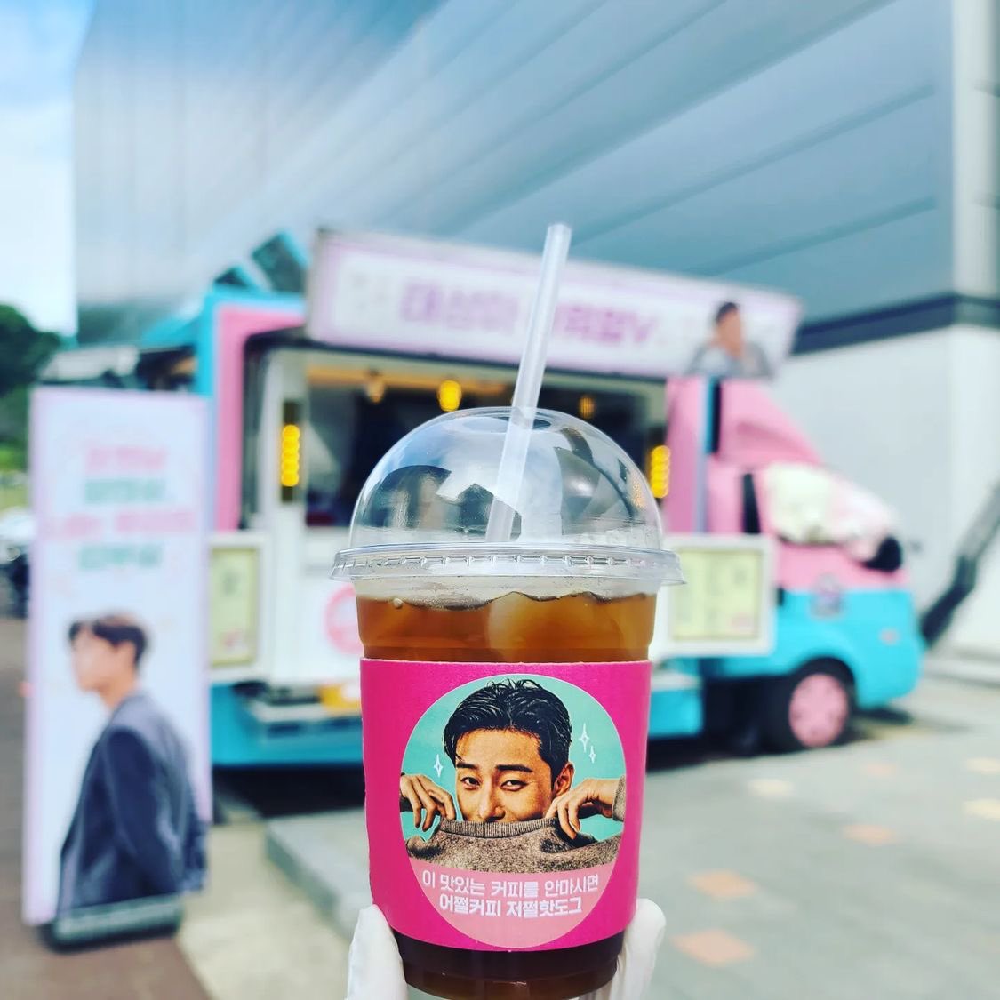 ParkseojunTH's tweet photo. 🚚 coffee truck สนับสนุน #พัคซอจุน ที่กองถ่ายซีรีส์ Gyeongseong Creature
☁️ พัคซอจุนดื่มไอซ์อเมริกาโน่
☁️ซอจุนเดินมาที่รถกาแฟในตอนท้าย ยิ้มเบา ๆ พร้อมทักทายพนักงาน ดูเหมือนซอจุนจะดูผอมลง แต่ซอจุนดูดีมาก~
#SupportGC
🔗 https://t.co/E6pMieC8TD
#Parkseojun #ParkSeoJoon #박서준 https://t.co/anHWlI88C3