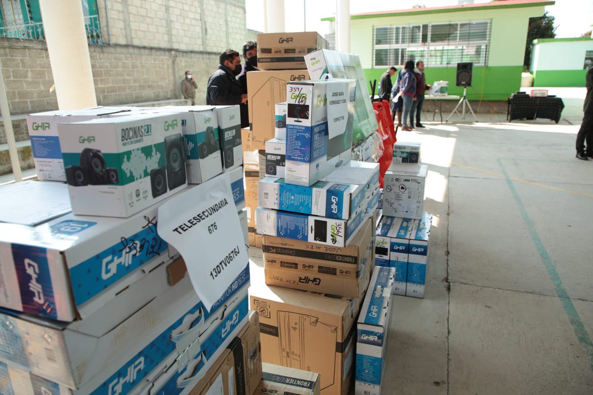 natycastrejonv's tweet photo. Esta mañana me encuentro en la Primaria Judith H. De Rueda Villagrán de #Tulancingo para hacer entrega de material y mobiliario a escuelas de educación básica de la región, herramientas fundamentales para brindar educación de calidad. 

#PrimeroLaEducación 
#NatyCastrejón https://t.co/1C2KQldUnP
