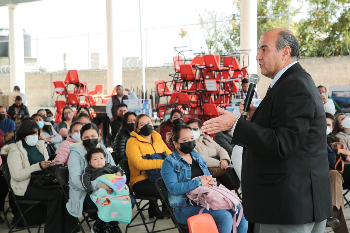 natycastrejonv's tweet photo. Esta mañana me encuentro en la Primaria Judith H. De Rueda Villagrán de #Tulancingo para hacer entrega de material y mobiliario a escuelas de educación básica de la región, herramientas fundamentales para brindar educación de calidad. 

#PrimeroLaEducación 
#NatyCastrejón https://t.co/1C2KQldUnP