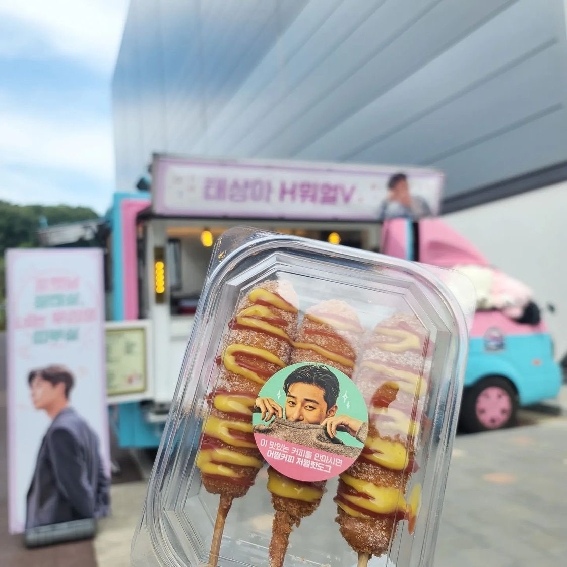 ParkseojunTH's tweet photo. 🚚 coffee truck สนับสนุน #พัคซอจุน ที่กองถ่ายซีรีส์ Gyeongseong Creature
☁️ พัคซอจุนดื่มไอซ์อเมริกาโน่
☁️ซอจุนเดินมาที่รถกาแฟในตอนท้าย ยิ้มเบา ๆ พร้อมทักทายพนักงาน ดูเหมือนซอจุนจะดูผอมลง แต่ซอจุนดูดีมาก~
#SupportGC
🔗 https://t.co/E6pMieC8TD
#Parkseojun #ParkSeoJoon #박서준 https://t.co/J8Spj9OuYb