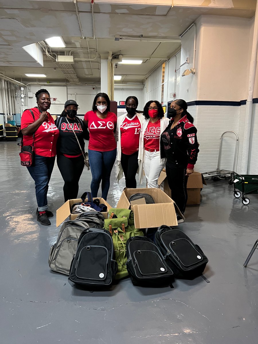 StudentLeadNet's tweet photo. In September, TYWLS Brooklyn hosted a bookbag drive - see some pictures from it below! 🎒

#BookbagDrive #TYWLS #TYWLSBrooklyn #GirlsEd https://t.co/Y9tvzBslSn