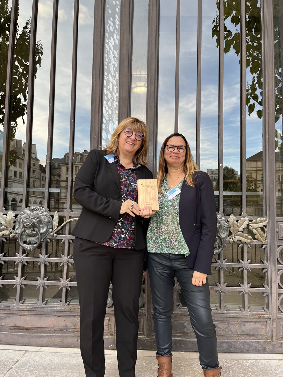 V_Bonnet_ESME's tweet photo. Très fière de recevoir aujourd’hui au @sup_recherche  le prix coup de cœur des 8eme trophées des campus responsables (version francophone des Green Gown Awards). Une bel encouragement pour la jeune entreprise à mission qu’est l’@ESME_ingenieurs https://t.co/OCnOfNMawm