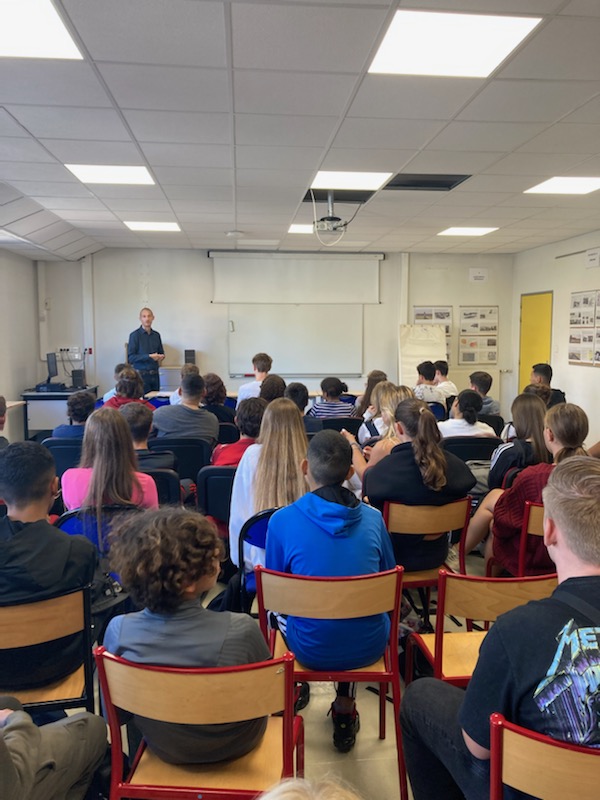 lesbreguieres's tweet photo. Intervention de maître @RomainTafini auprès des classes de 3ème dans le cadre de la #journeedudroit.
 Sensibiliser les élèves aux droits et devoirs de chacun autour du thème « Sommes-nous tous égaux devant la justice ? »
Une intervention passionnante!
@AcademieNice
 @CNBarreaux https://t.co/zjFw3YowUc