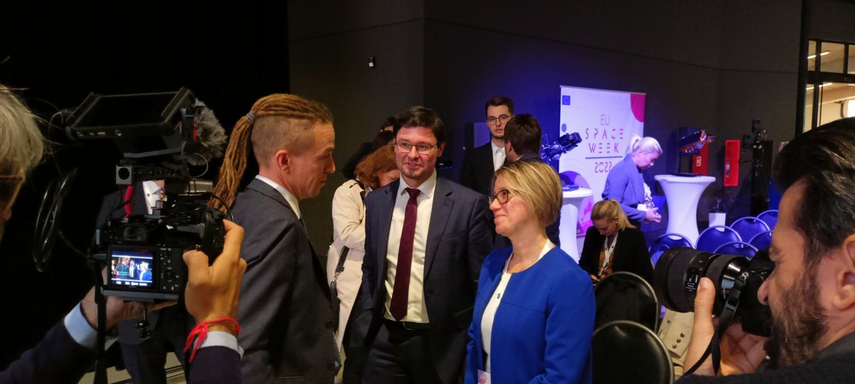 SpacePortal_CZ's tweet photo. Kosmický podzim začíná ve velkém stylu. V Praze odstartoval EU Space Week #EUSW2022 😉👍🇨🇿🇪🇺🚀🛰️ 

▶️https://t.co/Oiv4pdssoL

@defis_eu @min_dopravy @EU4Space @PrahaEU @EU2022_CZ @CzechInvest_CZ #EUSW @planetum_cz @eserocz https://t.co/L7TIzPZY5e