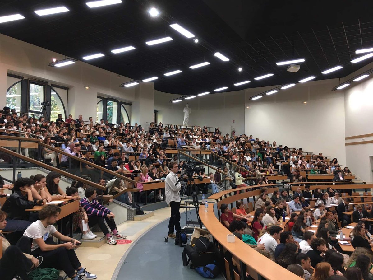 EcoleDroitTlse's tweet photo. Des amphis plein de vie à la @Fac_droit_tlse pour cette belle @LaNuitDuDroit ! Mille mercis à toutes et tous ! https://t.co/b4RbEfdSD5