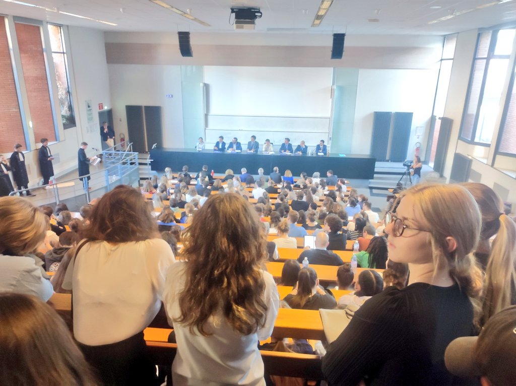 EcoleDroitTlse's tweet photo. Des amphis plein de vie à la @Fac_droit_tlse pour cette belle @LaNuitDuDroit ! Mille mercis à toutes et tous ! https://t.co/b4RbEfdSD5