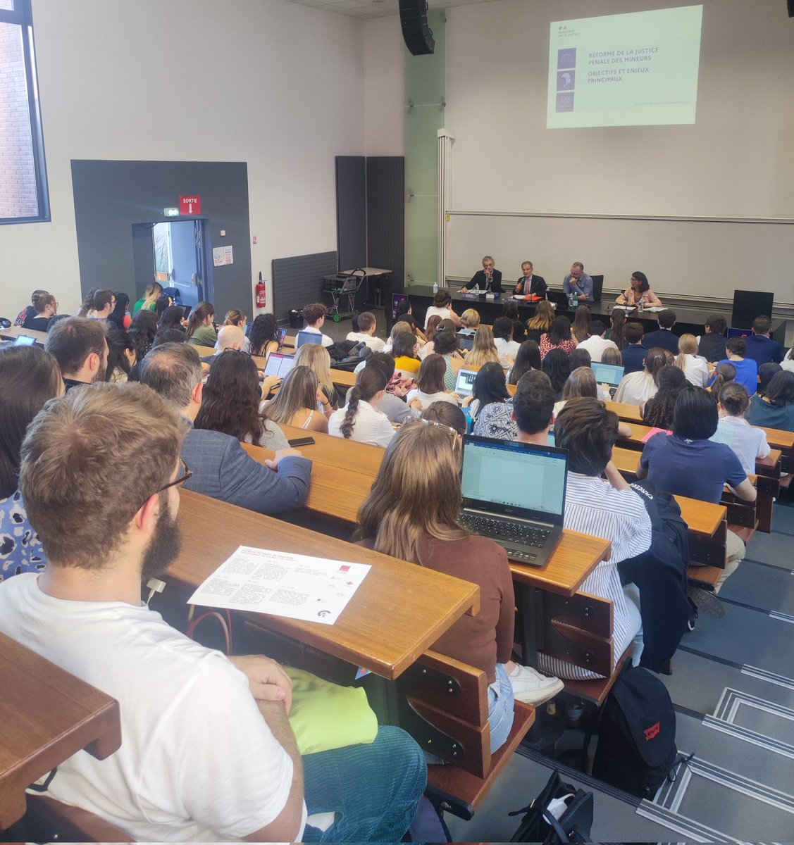 EcoleDroitTlse's tweet photo. Des amphis plein de vie à la @Fac_droit_tlse pour cette belle @LaNuitDuDroit ! Mille mercis à toutes et tous ! https://t.co/b4RbEfdSD5