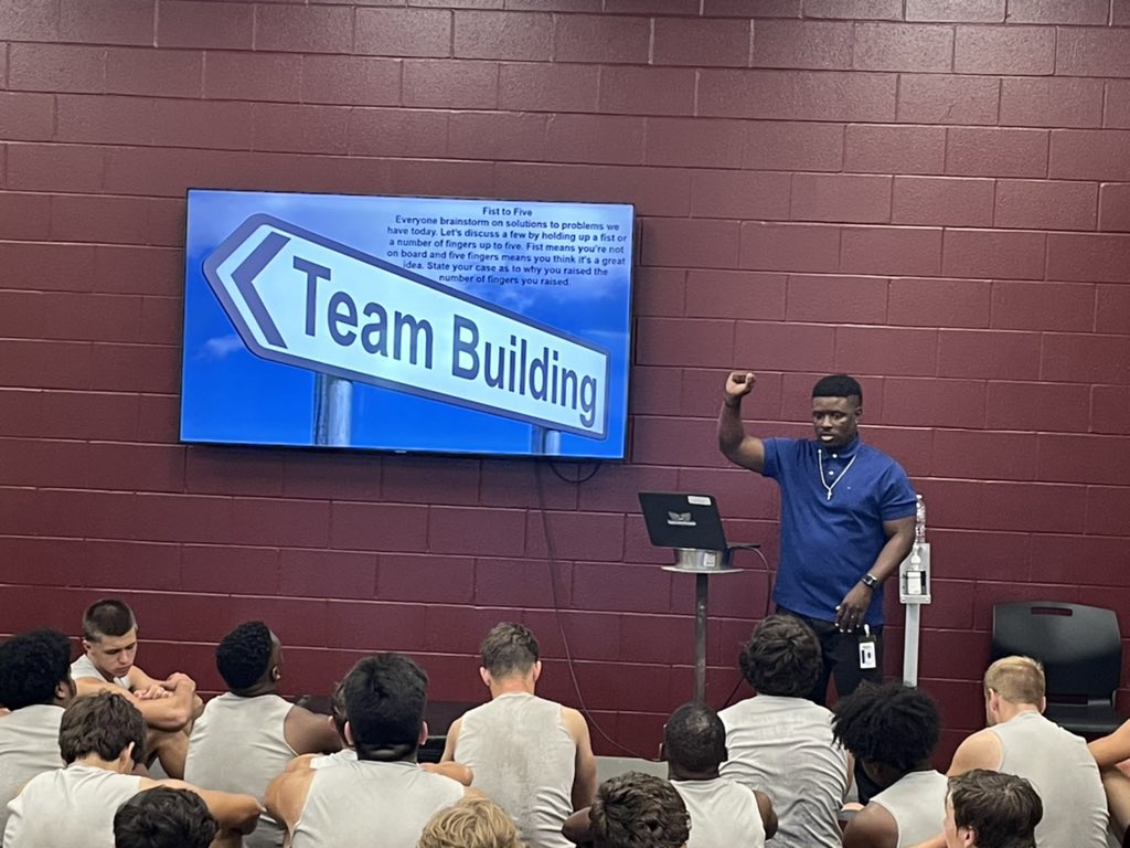 waller_football's tweet photo. Coach Deal continuing his #TeamBuildingTuesday messages to our Bulldogs! #1%Better #BrickByBrick #WeAreWaller https://t.co/A1sv1fhzpy