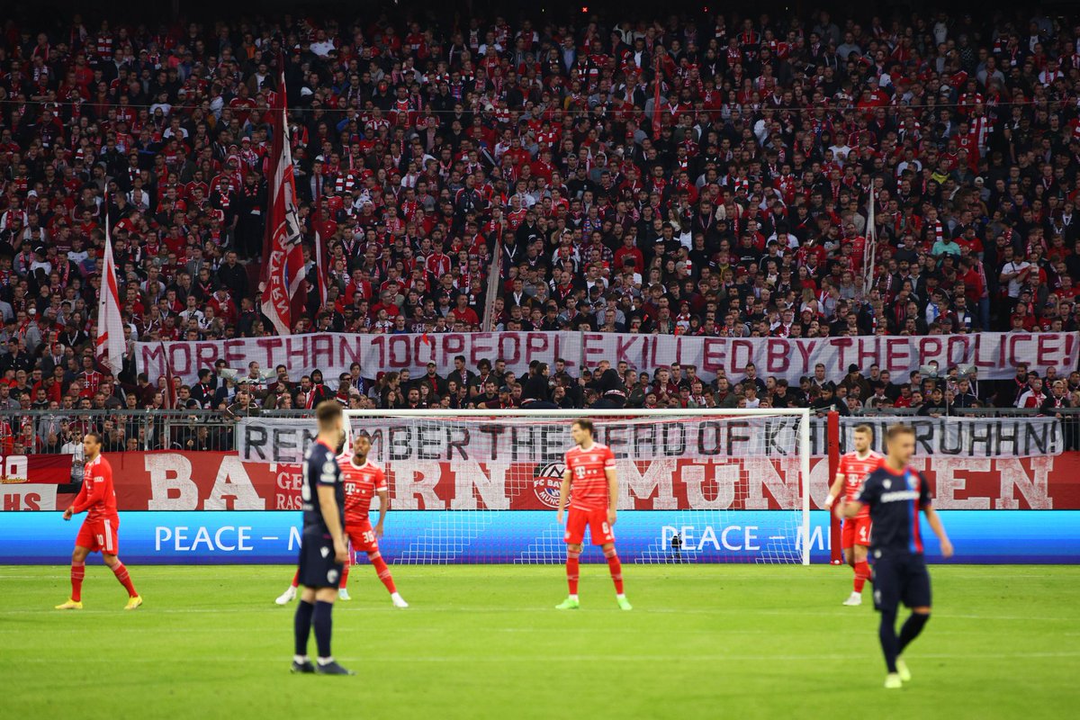 Bayern Munich fans with a message for the victims in Indonesia:

🗣🇮🇩 "More than 100 people killed by the police. We remember those who died in Kanjuruhan."