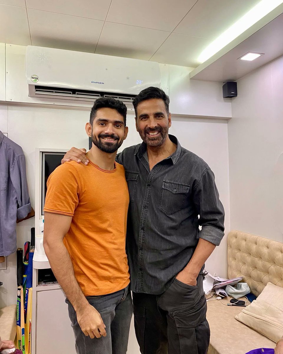 AkshayDevotte's tweet photo. PHOTOS-
Guru ji Shri @akshaykumar 🙏🏻 clicked with an Hardworker athelete @TejasKarle and his mother, in mumbai today.
#Tejaskarle You are very lucky that you got to see my Guru Dev Shri #AkshayKumar𓃵
#LuckyMan , #Mumbai , #maharastra
#Hardworker , #Fitnessking https://t.co/R3l1wdf87B