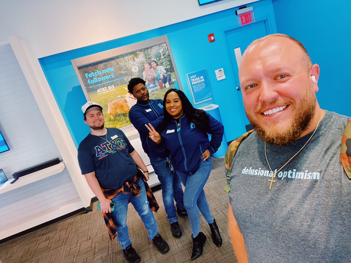 Franco_lindsey2's tweet photo. Proud to work for a company that takes care of those that serve customers first! Starting the week with a visit from our fave @Matt__Rash 🔥🍕 #SCFW2022 @keroninc https://t.co/w0NjAQXJBf