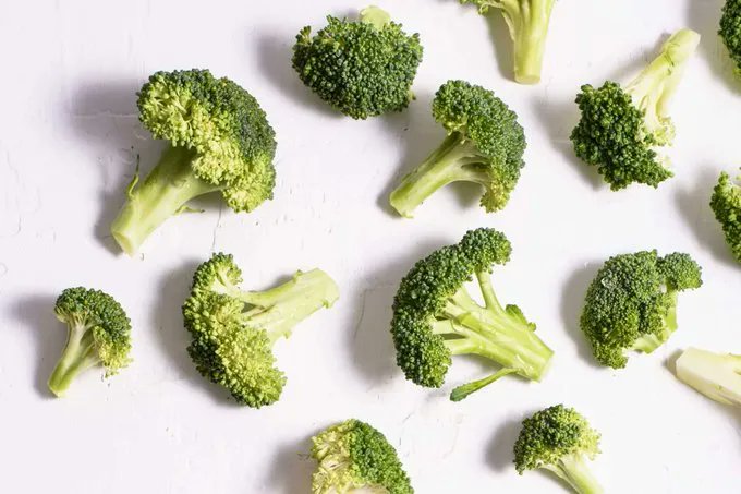 #Quercetin, a polyphenol, which belongs to the flavonoid family, has been shown in studies to reduce respiratory illness as it has anti-inflammatory activity, and can block viral entry into the cell.⠀⠀