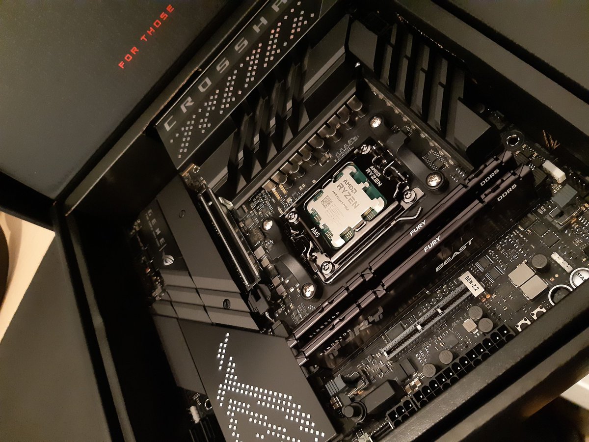 Ara sí que sí. Desde que vaig apostar per AMD amb la primera generació de Ryzen, he estat superfan dels rojos.
Ha arribat el dia de jubilar el meu estimat 1800x y donar la benvinguda al 7900x, que espero es quedi amb mi tants anys com ho ha fet el seu antecessor. ♥️