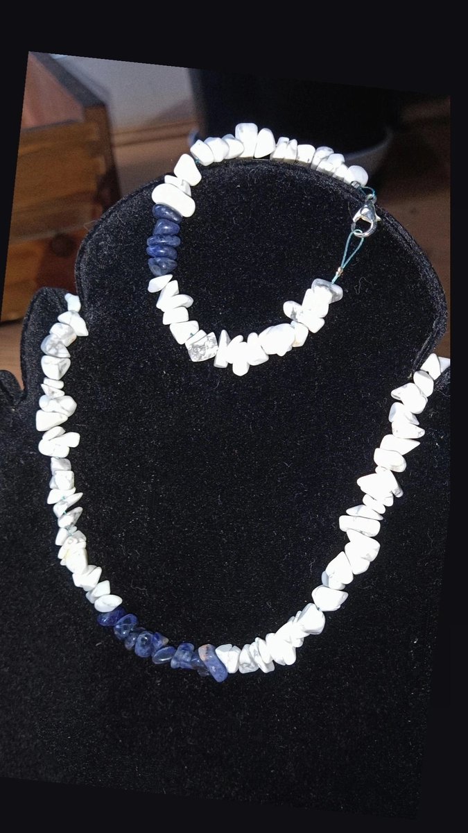 LibuBy's tweet photo. Magnesite with Sodalite 

#handemade  #stone #necklets 
#love #stones #loveit #magnesite  #AutumnVibes https://t.co/lc2NoOfjpV