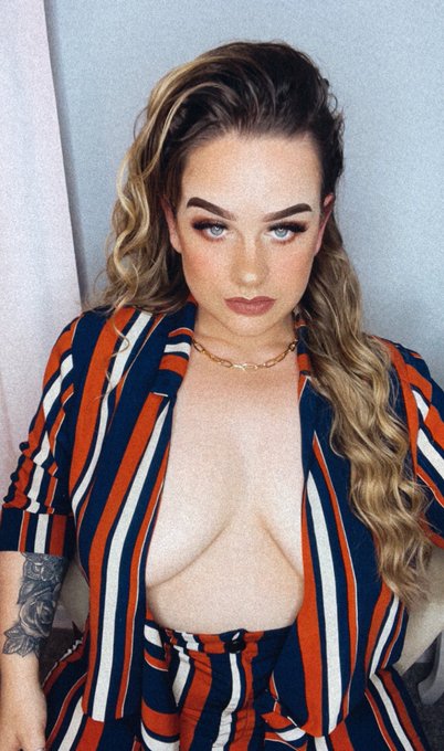 Happy #TittyTuesday 😋   This suit is giving me power, not going to lie😂✨ https://t.co/zpypHT9ZXs<a href="/tag/tittytuesday"class="tags">#TittyTuesday</a>