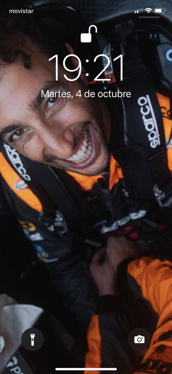 XescaSC's tweet photo. Es meu fondo de bloqueo es millor que es vostro i ho sabeu!
#danielricciardo https://t.co/b5tpo16G0w