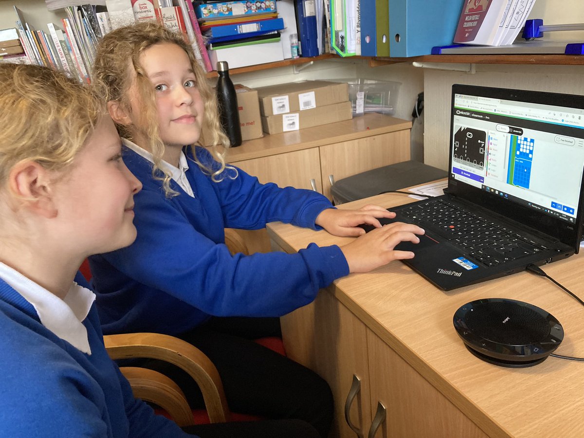Ein Dewiniaid Digidol - Lucy a Milly yn derbyn hyfforddiant heddiw. Mae gan y ddwy gynlluniau mawr ar gyfer y misoedd nesaf! Our Digital Wizard had a busy training session today! They have a long ‘to do list’ over the next few months. #Digidol  #Digital #ICT