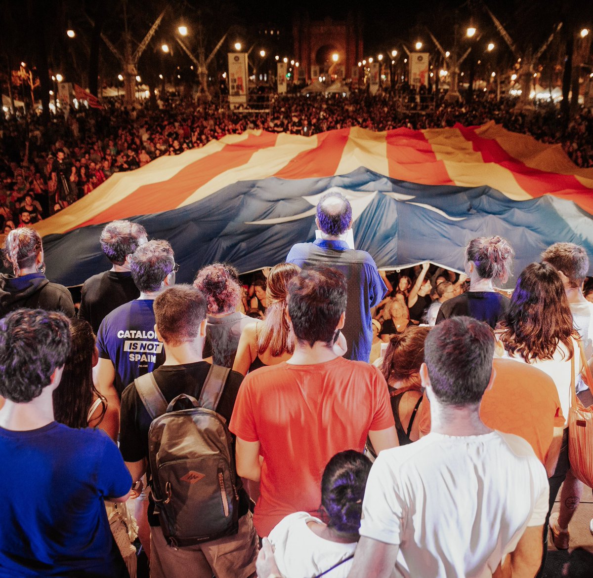 Cada dia milers i milers de persones, des de tots els fronts, aixequen el país, treballen en el present i construeixen futur sense mirar de reüll ni esperar res a canvi. Lluny de fanatismes i derives autodestructives, aquí neix la força col·lectiva imprescindible per guanyar.