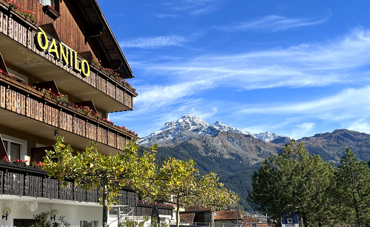 oliver_buehler's tweet photo. Goldener Herbst. Traumhafte Bergwelten, unzählige Erlebnisse, Country-Feeling #HallimStall
Jetzt buchen: https://t.co/4YUtKZ758Y
#DANILO #Savognin https://t.co/4KeFaZW3we