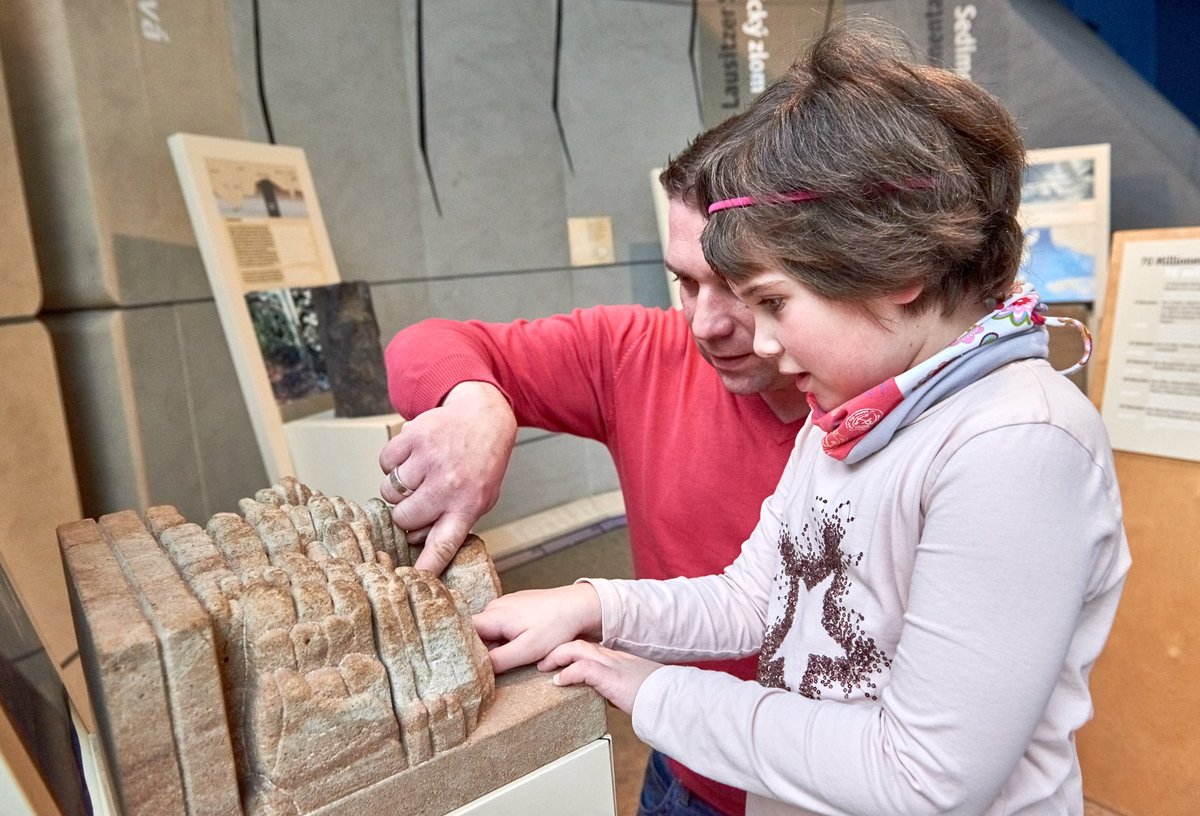 Wisst ihr was der Unterschied zwischen einem Stein zB. dem Lilienstein und einem Berg zB. dem Winterberg im @elbsandsteingebirge ist? Kommt vorbei, zu Animationen, Filme und vielen Sandstein- und Basaltmodellen, wir haben jeden Tag von 9 - 18 Uhr geöffnet! bit.ly/InfosNLPZ