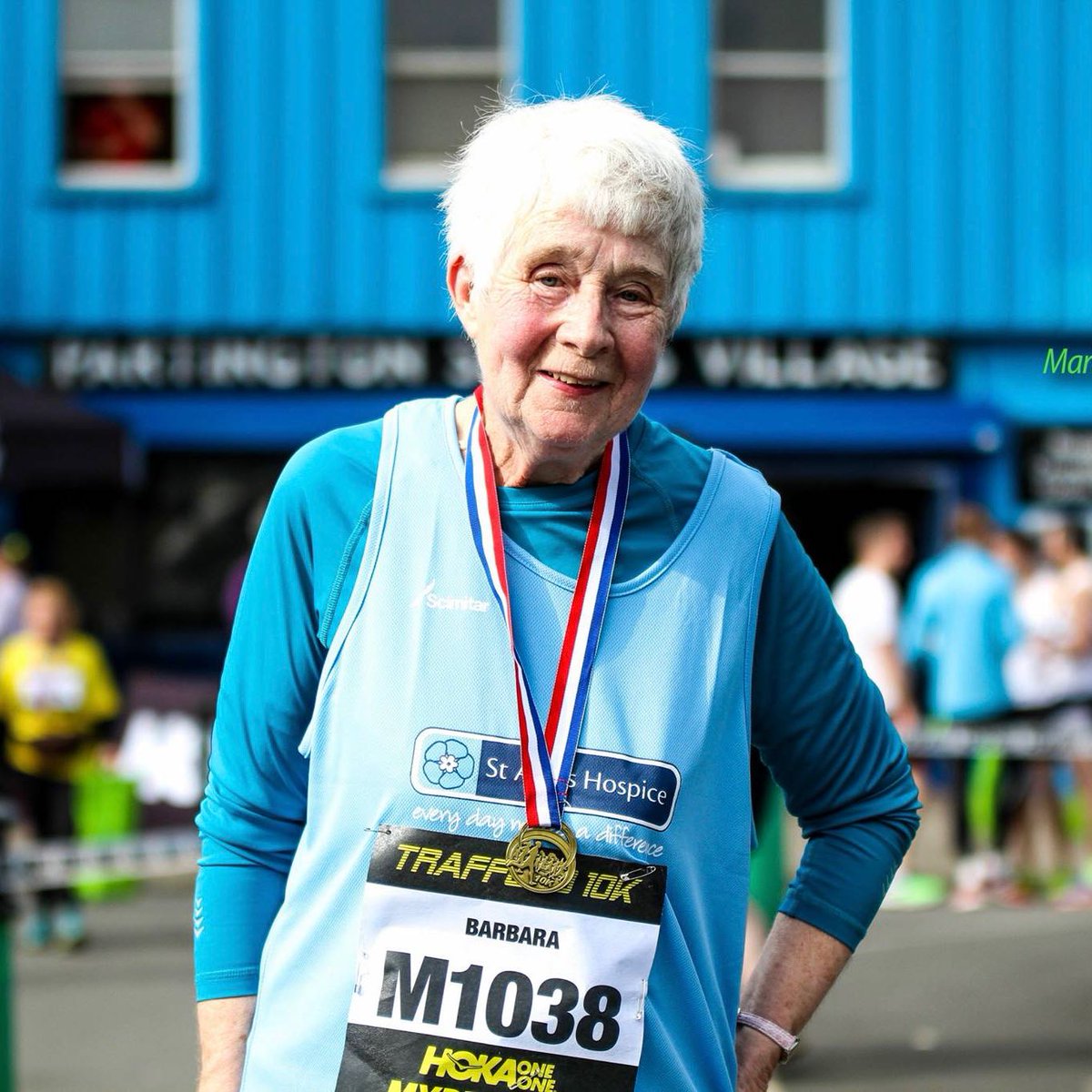 LMPositif's tweet photo. 🇬🇧 À 84 ans, Barbara Thackray qui court 20km toutes les semaines, a réalisé un des meilleurs temps du marathon d’Altrincham, au Royaume-Uni. Elle collecte en parallèle des dons pour des établissements où l’on accueille les personnes âgées démunies ! ❤️ (BBC) https://t.co/RhhXFJTLcx