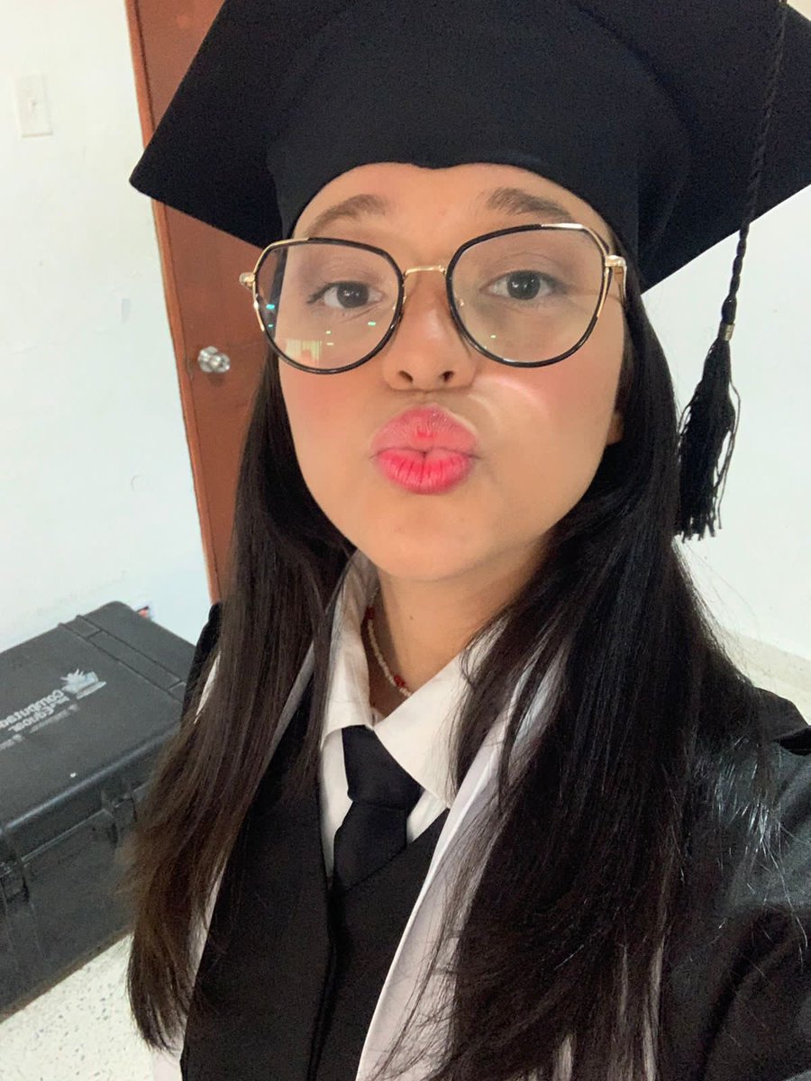 copyoflili's tweet photo. #casigraduada https://t.co/DRj1QXHrRY