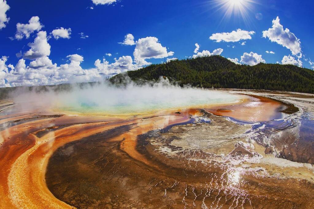 rdonselaar's tweet photo. #tbt2016🔙 One of the highlights of Yellowstone National Park is the Grand Prismatic Spring. Soo many colors can be found at the place! Unfortunately the footpath at the hill in the background was closed at the time. The higher your view is the better… https://t.co/cfqIwta2yU https://t.co/ROMygzcF66