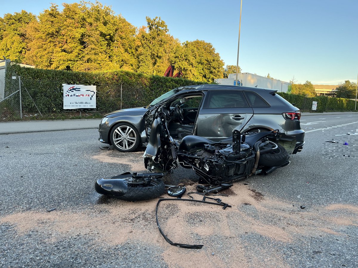 KapoZuerich's tweet photo. Bei einer Kollision zwischen einem Personenwagen und einem Motorrad haben sich am Dienstagnachmittag (4.10.2022) in Unterengstringen beide Fahrzeuglenker verletzt.

https://t.co/ubRSnvGGWt

#KantonspolizeiZürich #Engstringen #Unterengstringen https://t.co/4cwxynzPr7