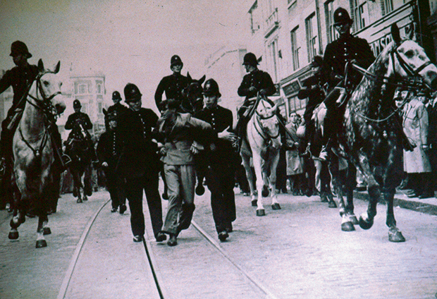 uaf's tweet photo. Iconic pic of the great Charlie Goodman at #CableSt #OTD in 1936. Charlie was jailed for opposing the Blackshirts. He was shot in Spain fighting Franco's fascists. He & Joyce, his wonderful wife, were lifelong & inspiring anti fascists.
We truly stand on the shoulders of giants. https://t.co/GGcTj7JYlM