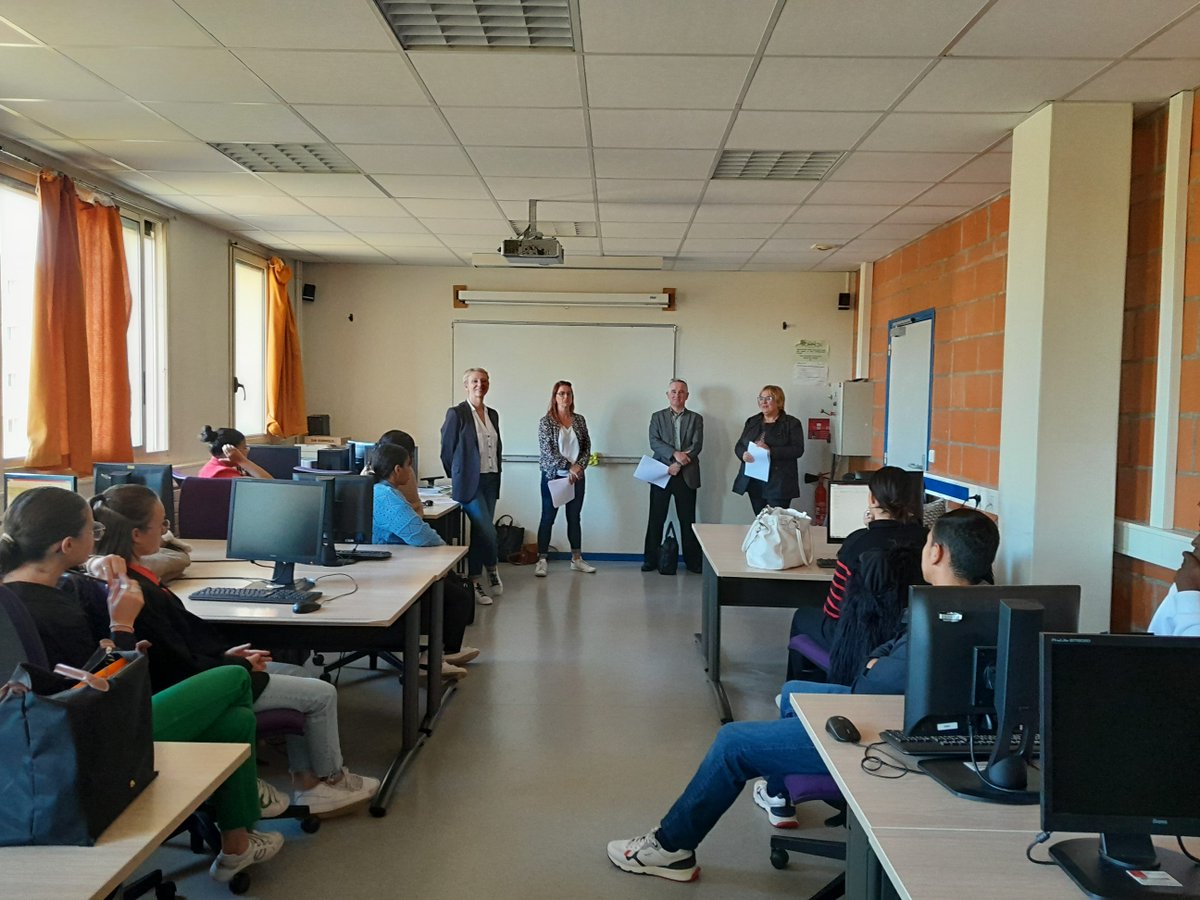 [Education] Ateliers simulation d'entretien au <a href="/LyceeRNaves/">Lycée Raymond Naves</a> avec les élèves de 2nde BacPro GATL et MRC! Merci à Mme Floret et aux enseignant-e-s! Merci aux professionnel-le-s <a href="/SergeCaramante/">Serge CARAMANTE</a> Alain Liebermann, Aida Najjar et Marion Mercier de @France3tv 👍
