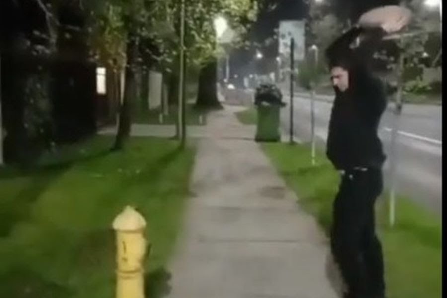 PaisEsponja's tweet photo. Andrés Barros Vicuña es el ciudadano "ejemplar" que destruyó el grifo en Las Condes. 18 años y estudiante de la Facultad de Economía y Negocios de la Universidad de Chile. Bienvenido al salón de la fama "Funados 2022". 👏 https://t.co/kkwRJF75mz