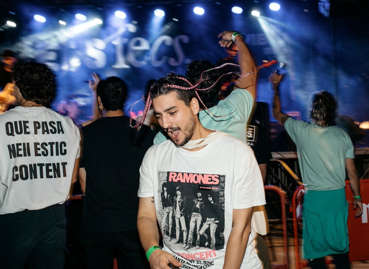 feCStival's tweet photo. Melenón al viento es síntoma de goce y disfrute 💁‍♀️

📸 #pacopoyato

#fecstivalcastellon #fecstival #fiesta #musicacastellon #conciertoscastellon #letsfecs https://t.co/Ocs3GqFLzc