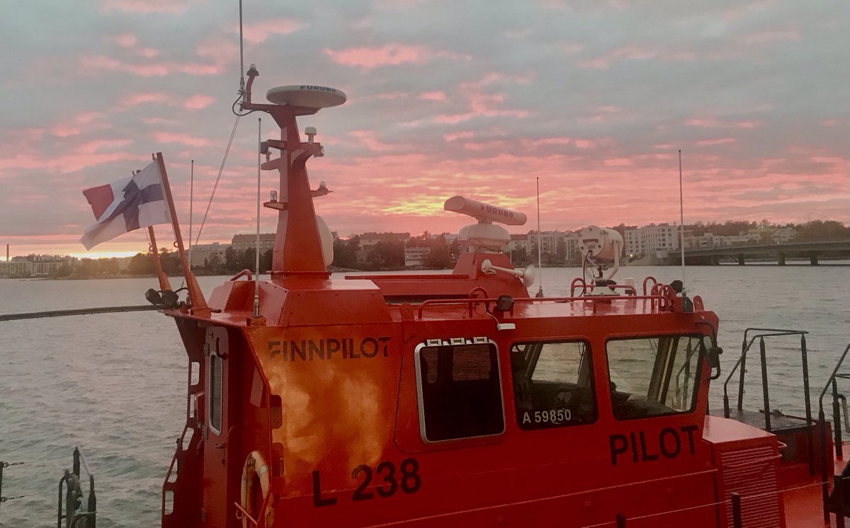 ElisaMikko's tweet photo. Hieno ilta sattui ⁦@finnpilot_⁩ uusien tilojen tupareille! Työmaa eli #Itämeri silmien alla ja juhlapäivänä yksi aluksistakin laiturissa. 
Luotsinvälitys ja luotsit toimivat 24/7 ja turvaavat meriliikenteen turvallisuutta.
#luotsaus #merenkulku #luotsit https://t.co/bPmEB5q6Jj
