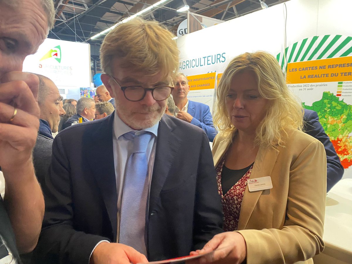ExpertsFonciers's tweet photo. Notre ministre de tutelle @MFesneau est passé nous rendre visite au Sommet de l'Elevage ☺️. A cette occasion @LOPES168 , présidente de l’Union Régionale Auvergne Velay Corrèze lui a remis notre plaquette de présentation de la profession 😇 #independance #CNEFAF #expertise https://t.co/t00wJ3URgL