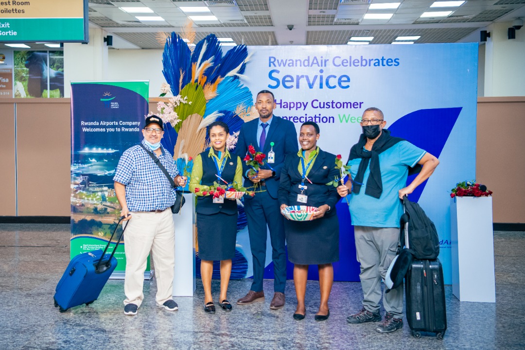 RwandaAirports's tweet photo. On the second day of #CustomerServiceWeek2022 at Kigali International Airport,  Managing Director @habonima 
joined our staff together with some members of the Customer Care team from @FlyRwandAir to #CelebrateService 

#CustomerServiceWeek https://t.co/DaPx6K3kh6