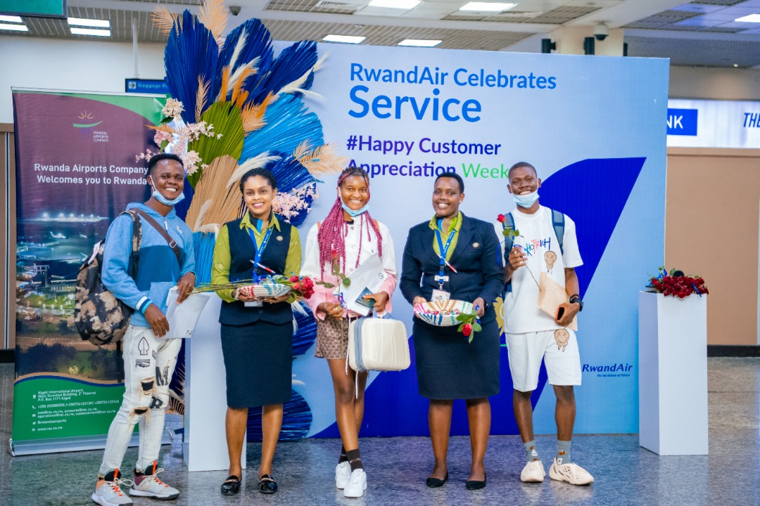 RwandaAirports's tweet photo. On the second day of #CustomerServiceWeek2022 at Kigali International Airport,  Managing Director @habonima 
joined our staff together with some members of the Customer Care team from @FlyRwandAir to #CelebrateService 

#CustomerServiceWeek https://t.co/DaPx6K3kh6