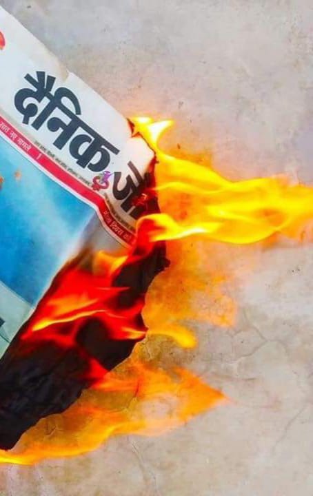 trbharatsingh's tweet photo. जमीर बिक गया , किरदार बिक गये ।
खून से छपकर के अखबार बिक गये ।

इस कदर लूटा मुफ़लिस को सियासत ने ।
टूटे फूटे थे जो , वो घर बार बिक गये ।

जिनपे था यकीं हक की आवाज उठाने का ।
वो भी आज यहाँ सरे बाजार बिक गये ।

#BoycottDainikjagran @dainikjagaran6 https://t.co/IEWU0shDkV