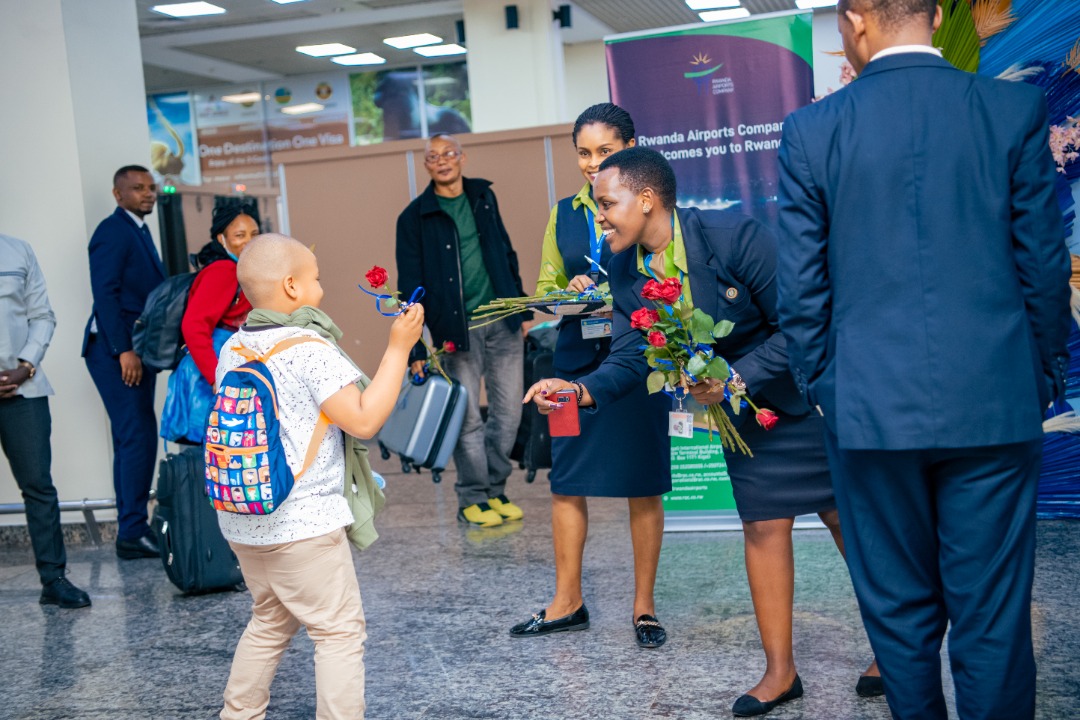 RwandaAirports's tweet photo. On the second day of #CustomerServiceWeek2022 at Kigali International Airport,  Managing Director @habonima 
joined our staff together with some members of the Customer Care team from @FlyRwandAir to #CelebrateService 

#CustomerServiceWeek https://t.co/DaPx6K3kh6