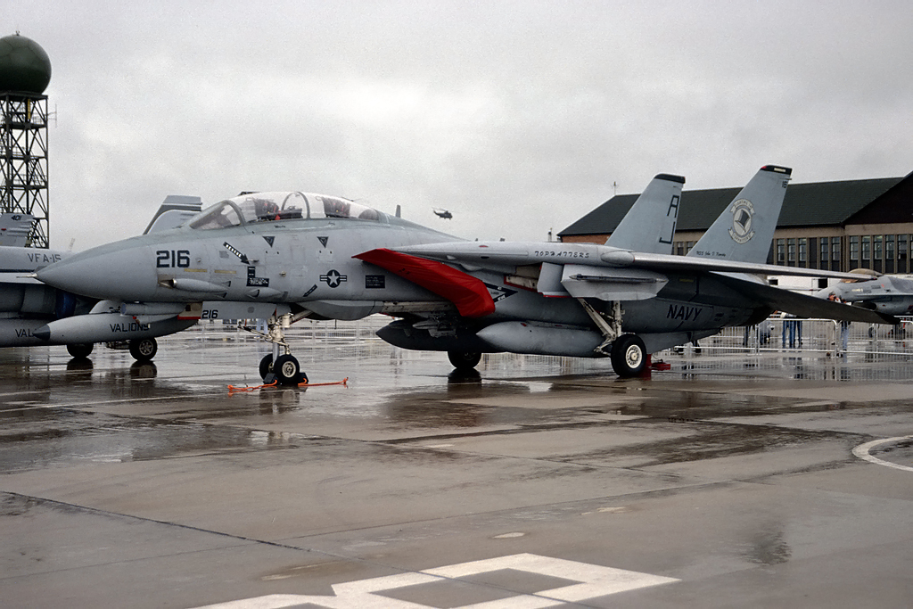 johnhiggins777's tweet photo. Two each of Tophatters/Black Aces F-14A's off JFK that were on static at the 1996 Yeovilton show. Those were the days. #aviation #tomcattuesday #rnasyeovilton #blackaces #tophatters #aviationphotography #tomcats #flynavy https://t.co/PZmAjjyv3E