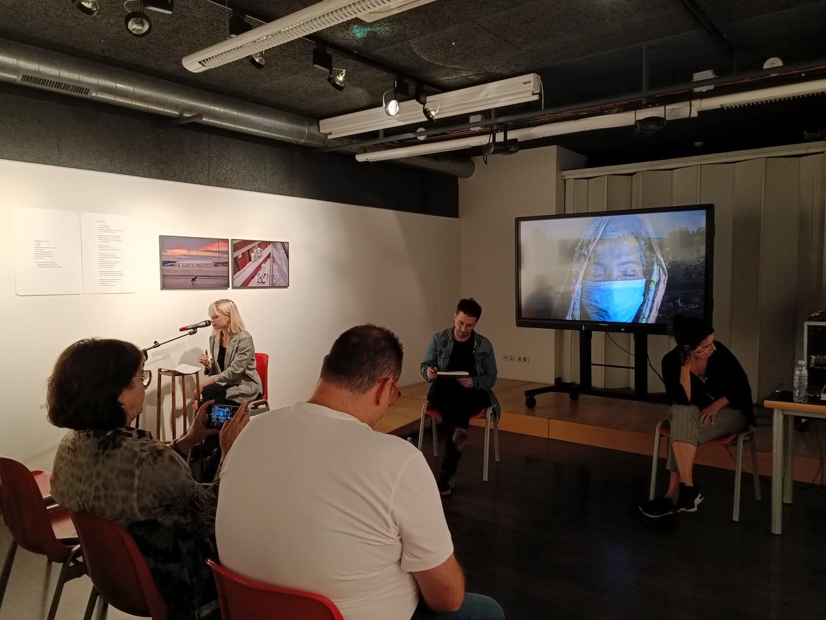 scgramenet's tweet photo. Inauguració de l'exposició "Quan tot s'ensorra" d'Anna Surinyach i Agus Morales, amb lectura de poemes a càrrec de Bet Izquierdo, al Centre Cívic Riu, en el primer acte de les Jornades per la Pau i la Cooperació 2022
#SCCoopera #ObrintFronteres https://t.co/iQNrULIV3W